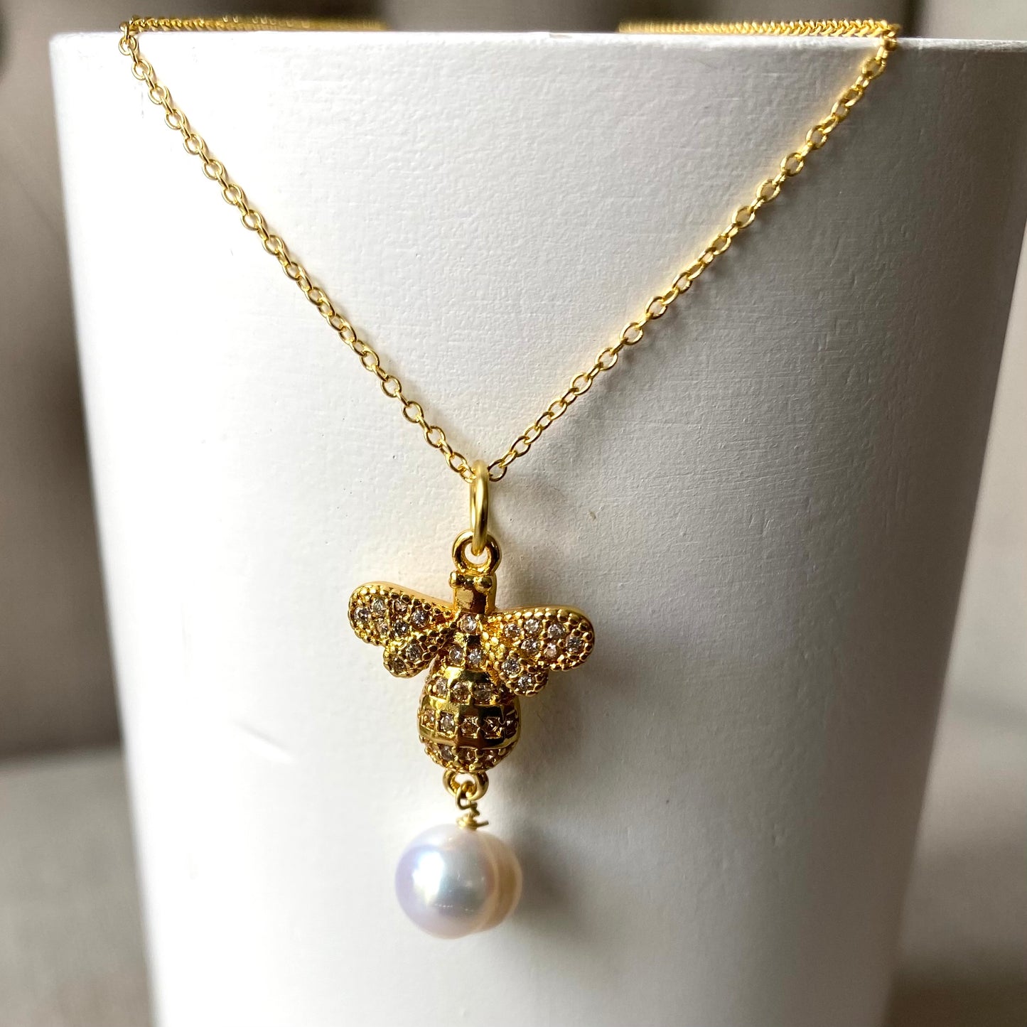 Pearl bee necklace