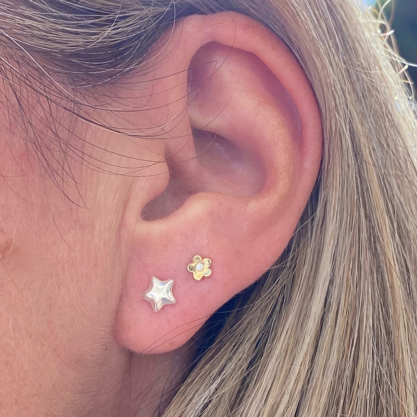 9 carat Gold and cubic zirconia flower stud earrings