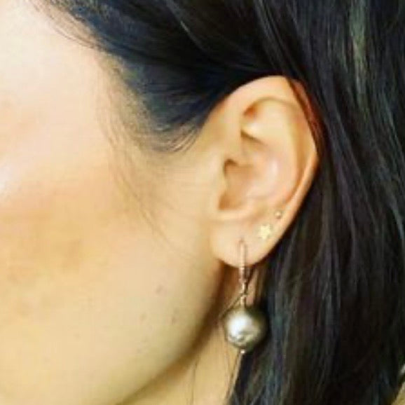 Baroque pearl huggie earrings