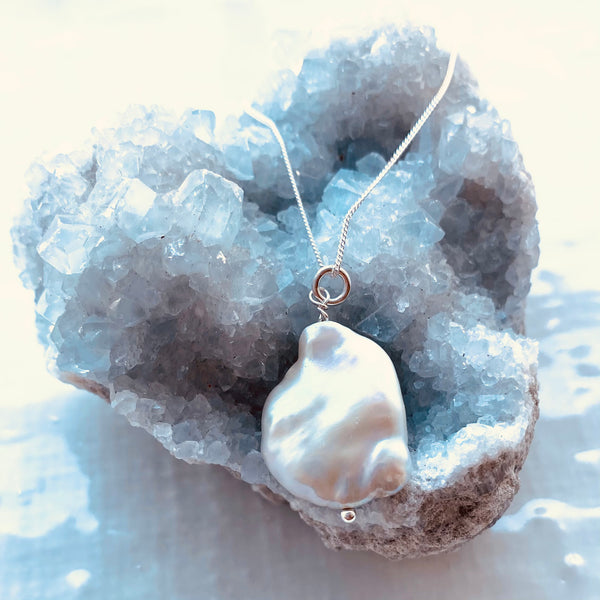 Baroque pearl solitaire necklace