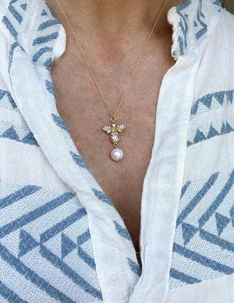 Pearl bee necklace