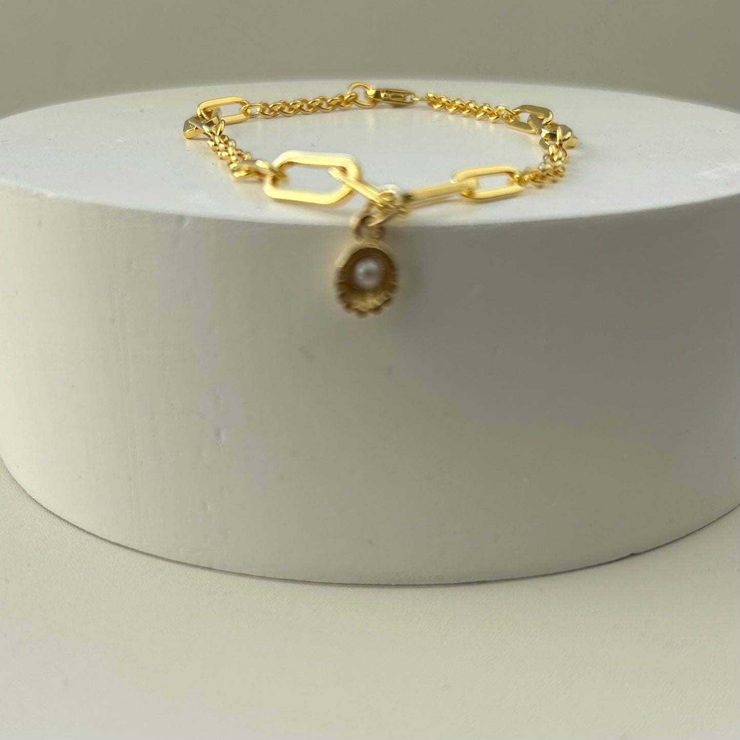 Gold oyster links bracelet