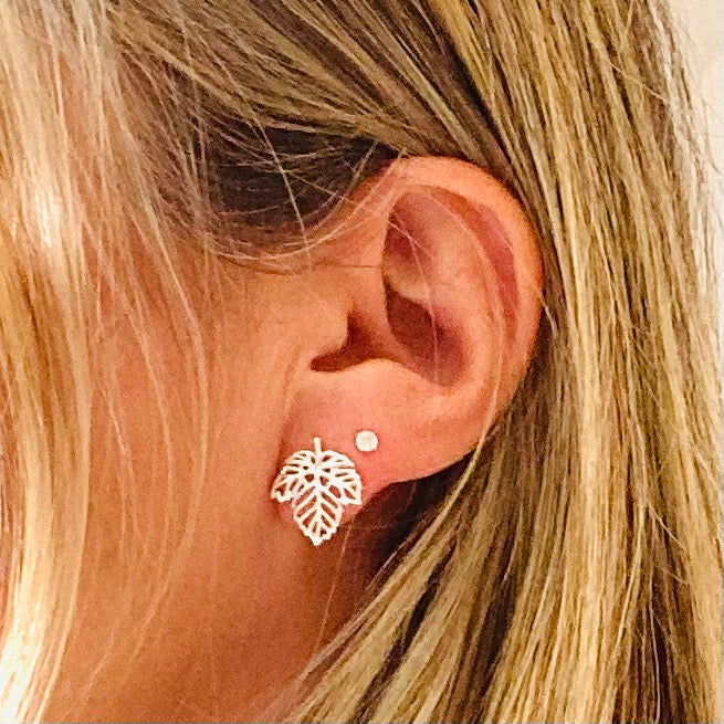 Leaf outline stud earrings