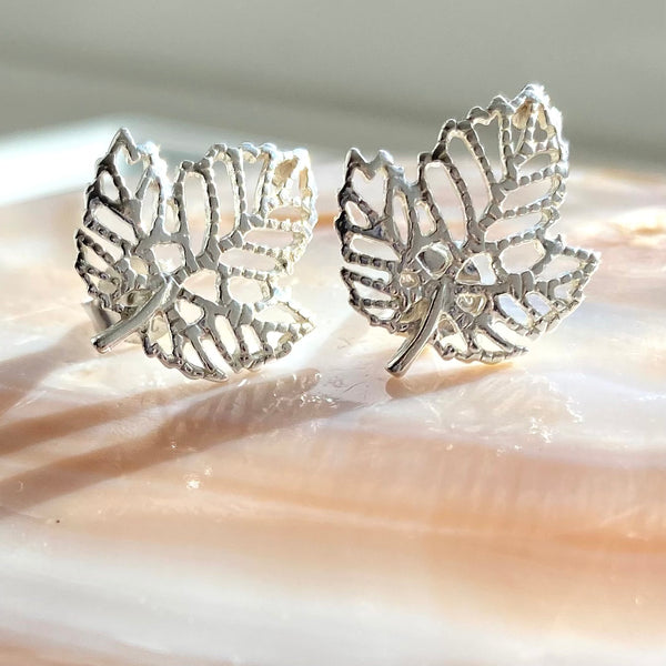 Leaf outline stud earrings