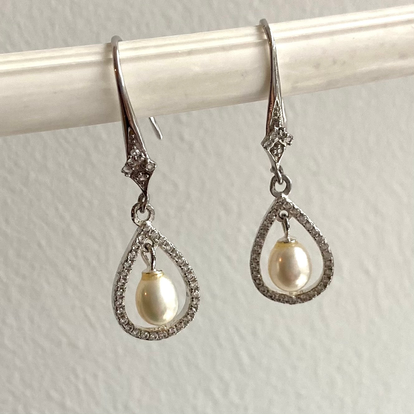Teardrop cubic zirconia and pearl earrings