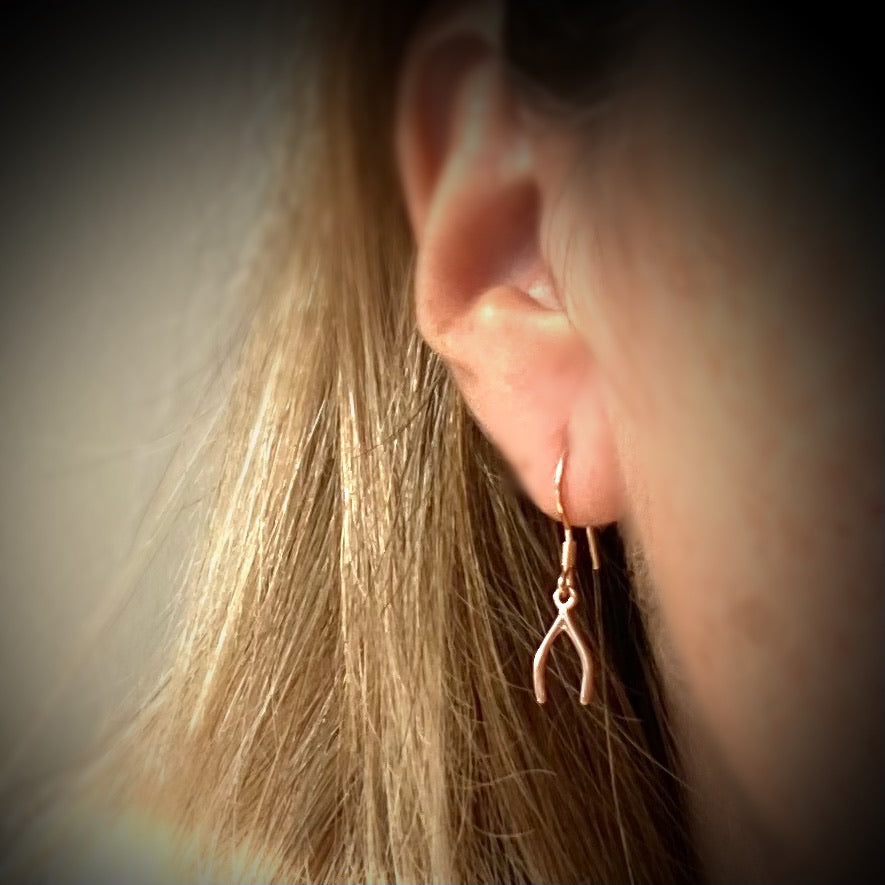 Single Mini Wishbone earrings