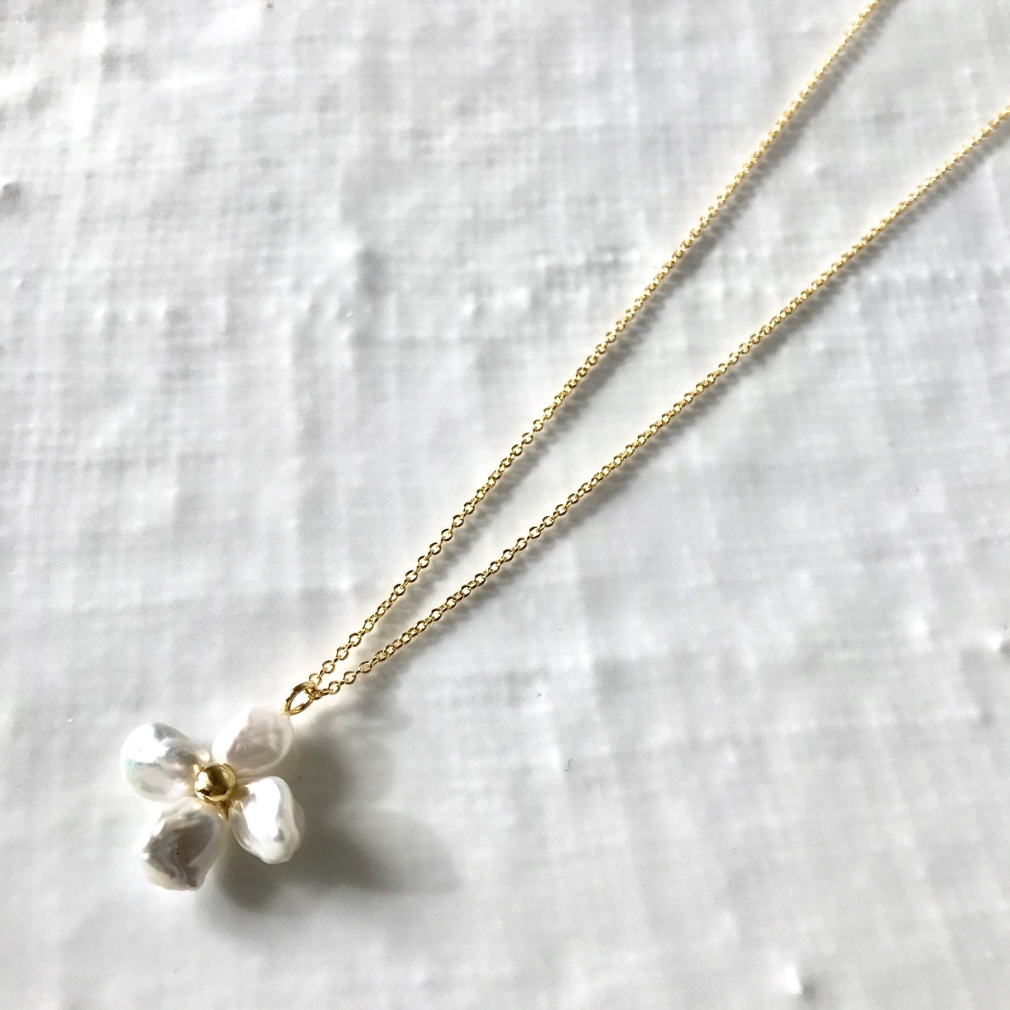 Pearl and gold flower pendant necklace