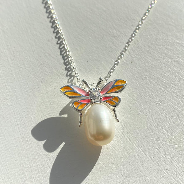 Pearl bee necklace